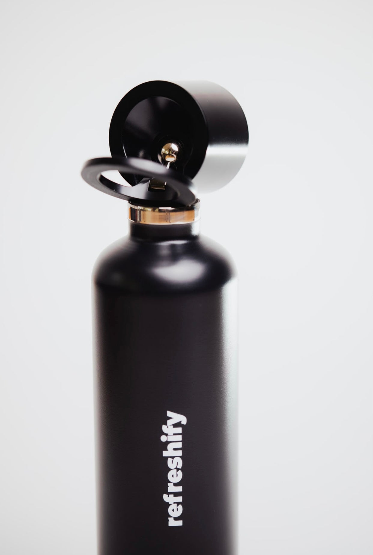 Refreshify Edelstahl Wasserflasche + Gratis Magnet Booster Ring